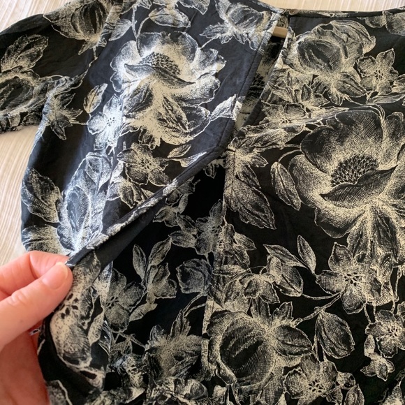 Floral bell sleeve top - Picture 4 of 4